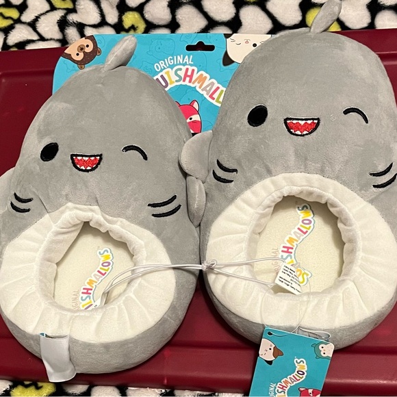 Squishmallows Other - Squishmallows NWT slippers size 2/3 (BIG GIRL) shark unisex